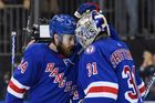 Tyler Motte a Igor Šesťorkin v zápase semifinále play off NHL mezi Rangers a Tampou Bay