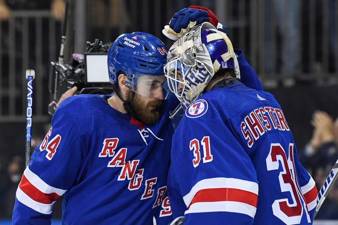 Tyler Motte a Igor Šesťorkin v zápase semifinále play off NHL mezi Rangers a Tampou Bay.