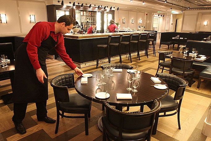 S milimetrovou přesností srovnává obsluha restaurace Maze talíře před příchodem prvního hosta. Dnes se tu poprvé bude obědvat s hvězdičkou od Michelina