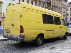 V koloně luxusních aut se v historických částech Prahy občas pohybují i podobné vozy.