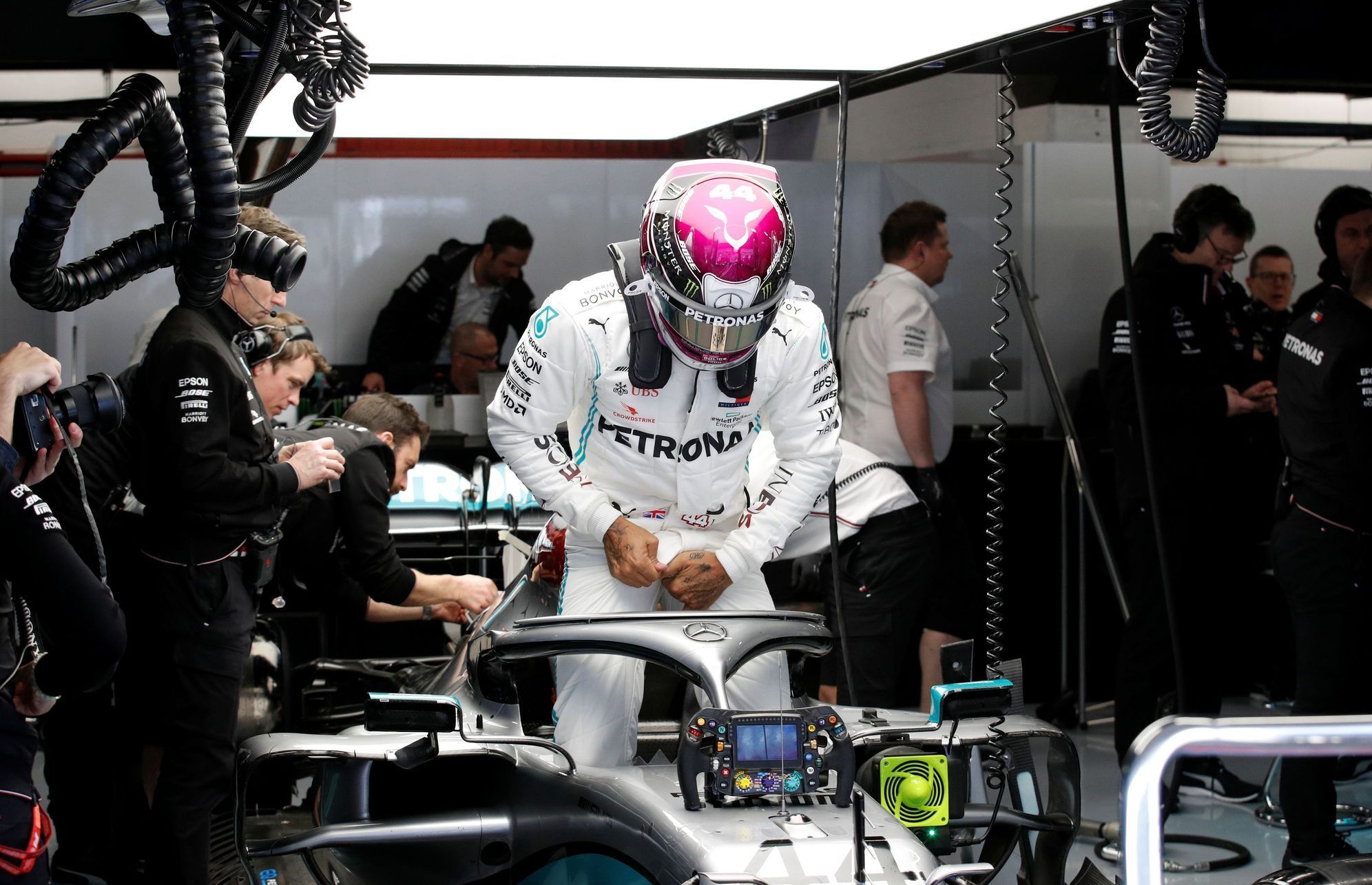 Lewis Hamilton v Mercedesu při prvních testech F1 v Barceloně 2020