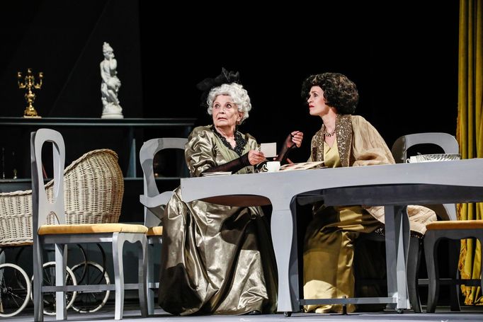 Marie Durnová jako Babi Emilie a Jana Švrtecká v roli Evy.