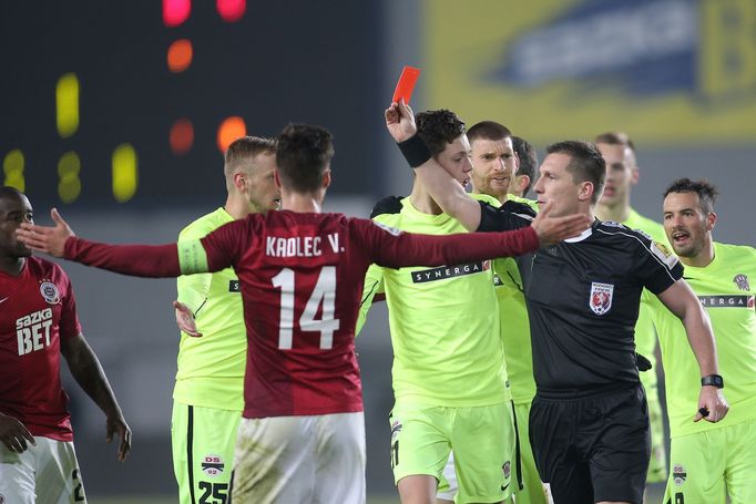 Sparta - Zbrojovka Brno: Vyloučení Kryštůfka (rozhodčí Ondřej Pechanec)