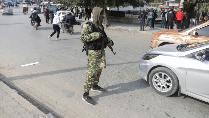Rebelové v Sýrii postupují dál. Mají na dosah město Homs, Damašek popírá stažení sil