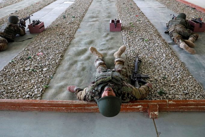 Příslušníci Afghánské národní armády se účastní výcviku na vojenské základně v Kábulu.