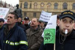 Prahou projdou tisíce demonstrantů z celé republiky