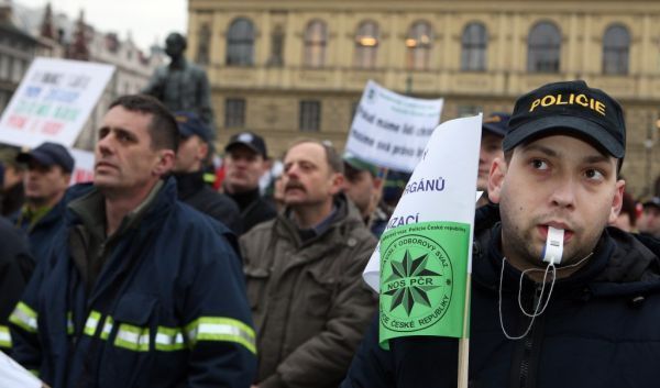 Demonstrace hasičů a policistů proti snížení platů