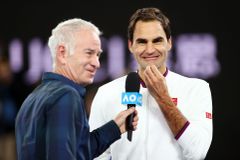 Federer měl na kurtu záchvat smíchu. Odbouralo ho jméno dalšího soupeře