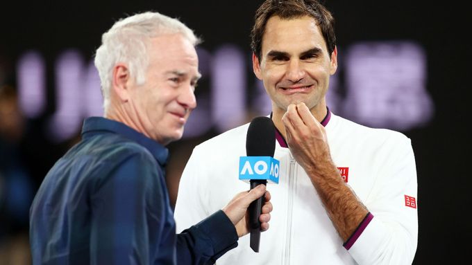 Roger Federer v rozhovoru s Johnem McEnroem po postupu do čtvrtfinále Australian Open.