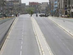 V Bagdádu dnes kvůli obavám z atentátů a výbuchů nesmějí na silnice automobily.