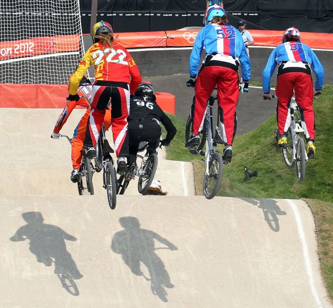 České bikrosařky Romana Labounková (3) a Aneta Hladíková (52) jedou v kvalifikaci BMX na OH 2012 v Londýně.