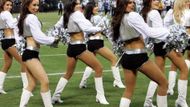 Roztleskávačky týmu Oakland Raiders to jen potvrzují. Ani tyto "cheerky" ale pravděpodobně neví, že ženy začaly pronikat do cheerleadingu až po druhé světové válce. Ze Spojených států se pak tento druh povzbuzování pomalu rozšířil do celého světa.