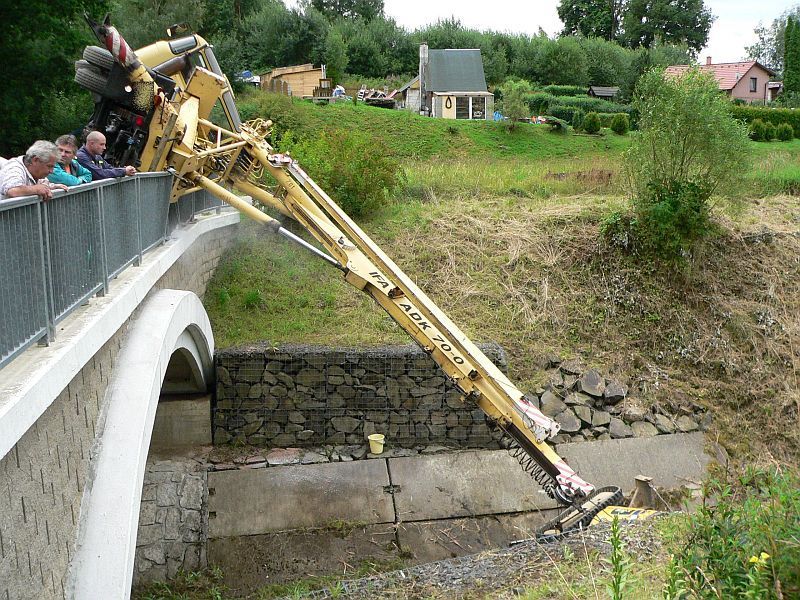 Bagr skončil v potoce