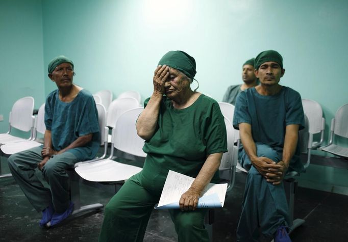 Patients wait to receive anesthesia before undergoing surgeries to remove their cataracts at the Tilganga Eye Center in Kathmandu April 25, 2012. About 150,000 of Nepal's 26.6 million people are estimated to be blind in both eyes, most of them with cataracts. Picture taken April 25, 2012. REUTERS/Navesh Chitrakar (NEPAL - Tags: HEALTH SOCIETY POVERTY) Published: Kvě. 2, 2012, 4:55 dop.