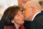 Klaus těsně po svém znovuzvolení líbá první dámu Livii Klausovou. Ředitel protokolu byl v momentech po společné schůzi obou komor parlamentu ve Španělském sále Pražského hradu, kde se 15. února 2008 uskutečnila volba hlavy státu, přítomen.