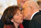 Klaus těsně po svém znovuzvolení líbá první dámu Livii Klausovou. Ředitel protokolu byl v momentech po společné schůzi obou komor parlamentu ve Španělském sále Pražského hradu, kde se 15. února 2008 uskutečnila volba hlavy státu, přítomen.