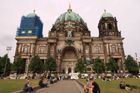 Muž v Berlínském dómu ohrožoval okolí nožem, policie ho postřelila