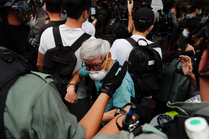 Nový národně bezpečnostní zákon dává Číně možnost potrestat opozici a demonstranty v Hongkongu. Tisíce lidí přesto protestují.