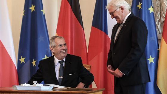 Miloš Zeman se usmíval i mračil.