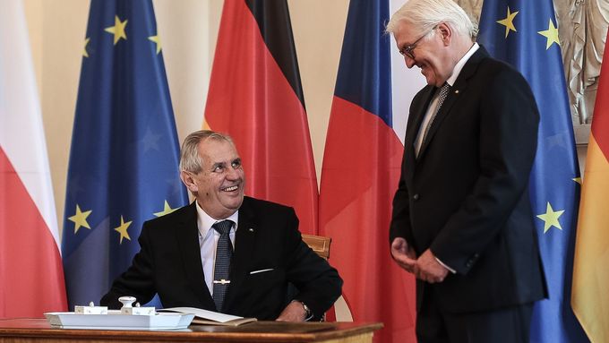 Miloš Zeman se usmíval i mračil.