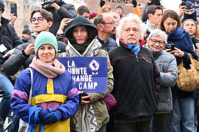 Lidé před budovou soudu se srocují na podporu Francouzky Gisele Pelicotové v den vynesení rozsudku 19. prosince 2024.