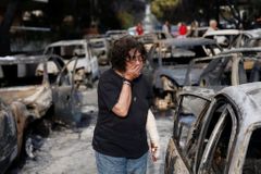 Počet obětí požárů v Řecku stoupl na 81, zraněných jsou stovky, podle hasičů oheň ustupuje