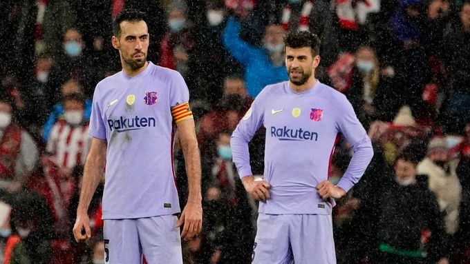 Zkušené opory Barcelony Sergio Busquets a Piqué vstřebávají zklamání na půdě Bilbaa