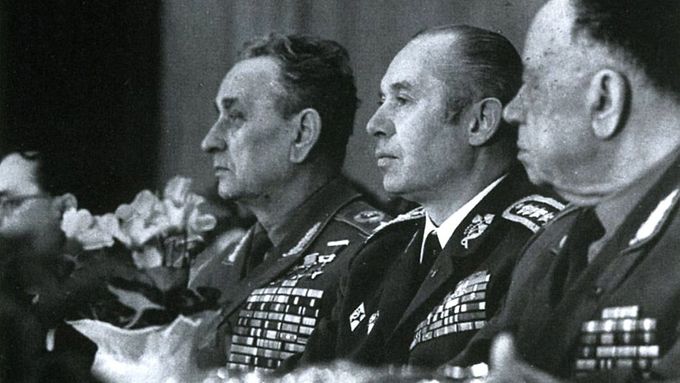 Maršál Andrej Grečko (ministr obrany SSSR, vlevo), Martin Dzúr (ministr obrany ČSSR, uprostřed) a armádní generál Alexej Jepišev, náčelník Hlavní politické správy Sovětské armády na dobovém snímku.