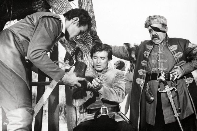 Pierre Brice (uprostřed) ve filmu Gunsmoke z roku 1953