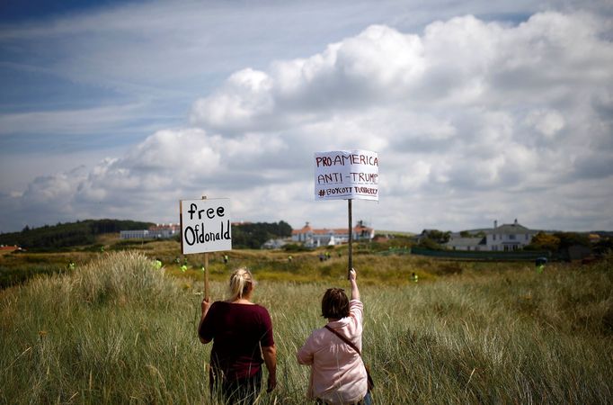 Lidé v Turnberry protestují proti Donaldu Trumpovi, který je ve Velké Británii na státní návštěvě.