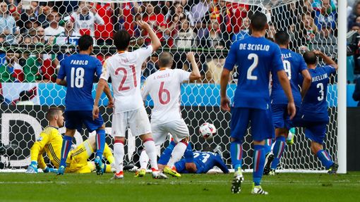 Euro 2016, Itálie-Španělsko: Giorgio Chiellini dává gól na 1:0