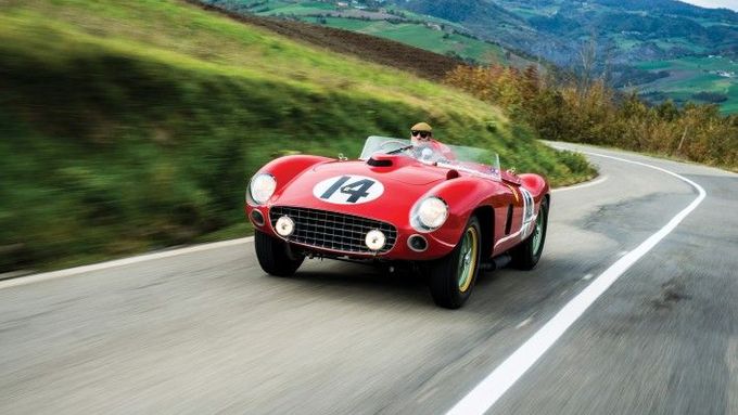 Miliardáři letos utráceli za auta v aukcích ohromné sumy, Ferrari obsadilo první dvě příčky.