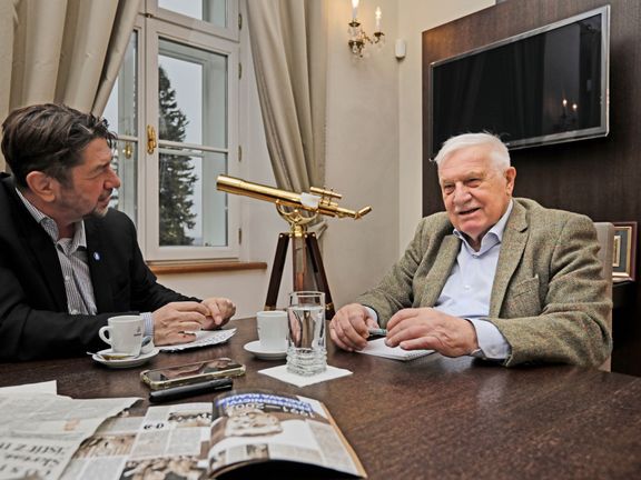 Při rozhovoru s Václavem Klausem bylo zřejmé, že by rád ovlivňoval politiku nové vlády, ke které cítí podstatně větší blízkost než k vládám minulým.