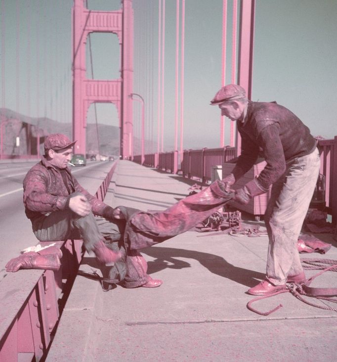 Lakýrníci při práci na visutém mostě Golden Gate Bridge u San Francisca v Kalifornii v USA. Nedatovaný historický snímek.