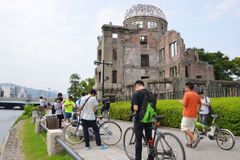 Hirošima chce zakázat pokémony. Hráči s mobily narušují pietu památníku obětem války