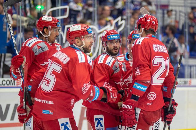 33. kolo hokejové Tipsport extraligy, Vítkovice - Třinec: Radost Ocelářů z prvního gólu (zleva Matěj Stránský, Tomáš Marcinko, Erik Hrňa a Martin Gernát).