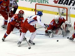 Čeští hokejisté se tlačí před ruskou branku ve čtvrtfinálovém duelu MS dvacetiletých.