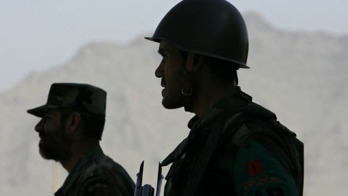 Afgánské vojáky podporuje v boji s Talibanem na 40 tisíc příslušníků mise Severoatlantické aliance.