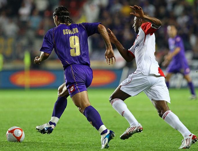 SK Slavia - ACF Fiorentina: Tavares (vpravo, SK Slavia Praha) a Osvaldo (vlevo, ACF Fiorentina) u míče.