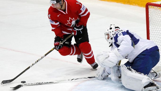 Eberle útočí na Kolesnika v utkání Kanada - Kazachstán.