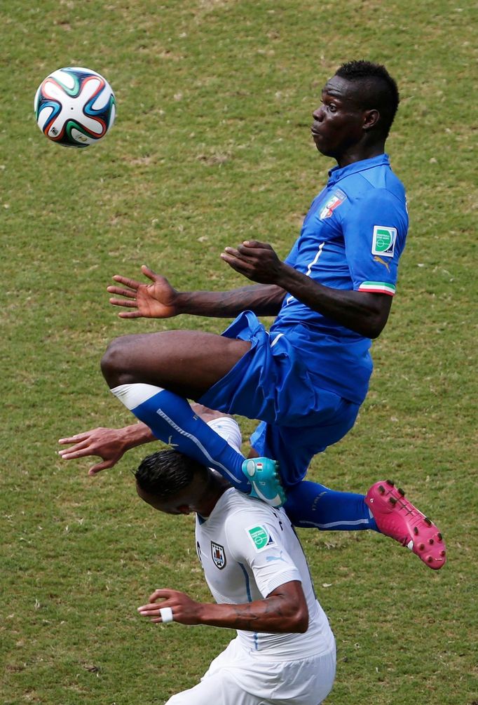 MS 2014, Uruguay-Itálie: Egidio Arevalo Rios - Mario Balotelli