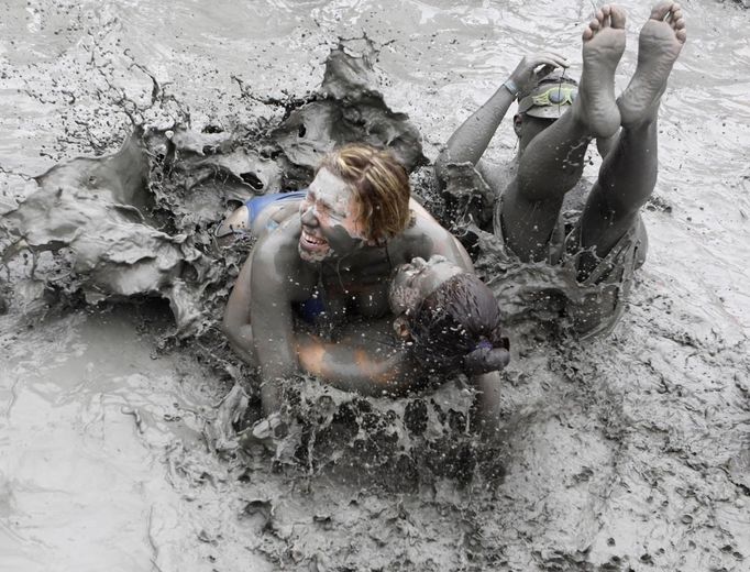 Tourists play in mud during the opening day of the Boryeong Mud Festival at Daecheon beach in Boryeong, about 190 km (118 miles) southwest of Seoul, July 14, 2012. About 2 to 3 million domestic and international tourists visit the beach during the annual festival, according to the festival organisation. REUTERS/Lee Jae-Won (SOUTH KOREA - Tags: SOCIETY TRAVEL) Published: Čec. 14, 2012, 1:32 odp.