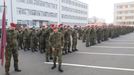 Nakročený v popředí je zástupce velitele pluku a velitel bojové části uskupení NATO na Slovensku podplukovník Ivo Zelinka.