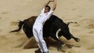 A recortador performs a pass during a contest at Pamplona's bullring on the third day of the San Fermin festival July 8, 2012. REUTERS/Joseba Etxaburu (ANIMALS SOCIETY TPX IMAGES OF THE DAY) Published: Čec. 8, 2012, 12:47 odp.