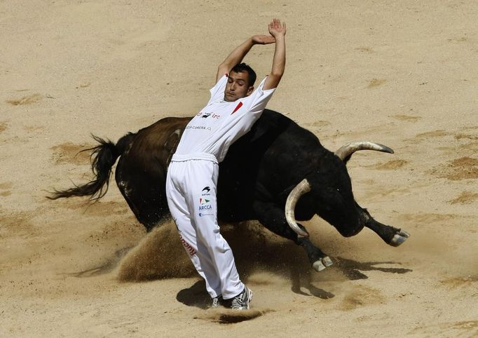 A recortador performs a pass during a contest at Pamplona's bullring on the third day of the San Fermin festival July 8, 2012. REUTERS/Joseba Etxaburu (ANIMALS SOCIETY TPX IMAGES OF THE DAY) Published: Čec. 8, 2012, 12:47 odp.