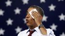 RNPS IMAGES OF THE YEAR 2012 - U.S. President Barack Obama wipes perspiration from his face as he speaks in a sweltering gym during a campaign stop at Windham High School in Windham, New Hampshire, August 18, 2012. REUTERS/Kevin Lamarque (UNITED STATES - Tags: POLITICS ELECTIONS TPX IMAGES OF THE DAY) Published: Pro. 5, 2012, 10:59 odp.