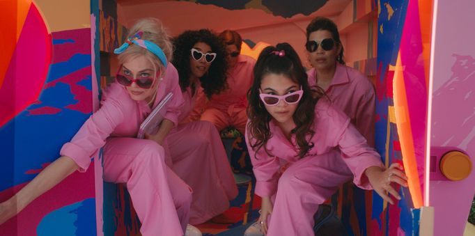 America Ferrera, Margot Robbie v roli Barbie, Alexandra Shipp a Ariana Greenblatt.