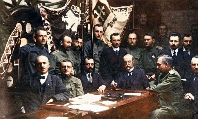 První prezident Československa T.G. Masaryk na snímku s členy České národní rady, pobočky v Kyjevě, při podpisu přísahy věrnosti národu. 30. 1. 1918. Kolorováno.