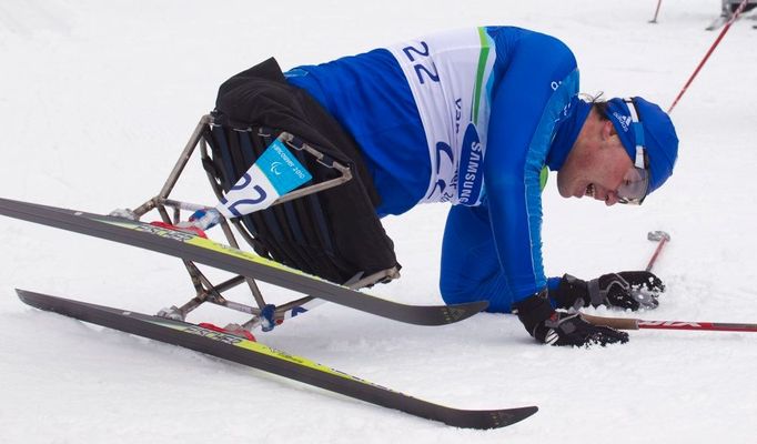 Takhle padnul vysílením Rus Irek Zaripov poté, co vybojoval zlato v závodu sedících běžkařů na 15 kilometrů