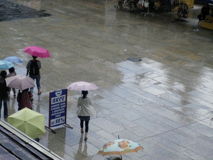 Pustý "plac" před Thermalem. Až přestane pršet, zahraniční turisté si budou moci u stánků vybrat z lázeňských pohárků, ale také z kabelek či klobouků.